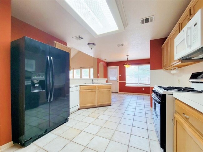 Building Photo - 1530 Arusha St