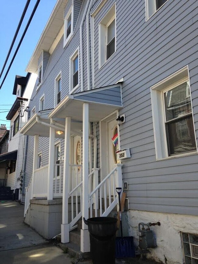 Building Photo - 256 37th St