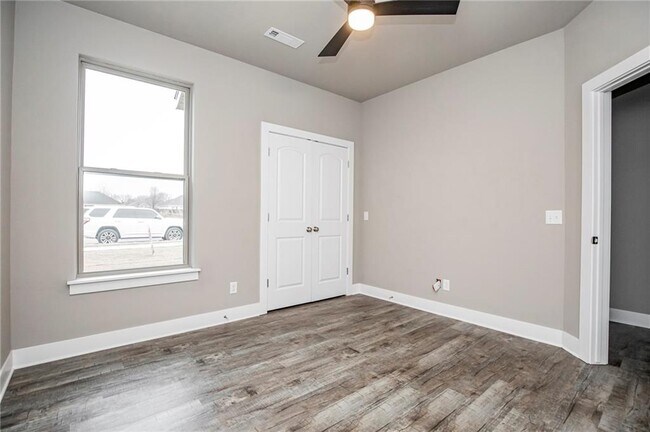 Building Photo - 1048 Parker Ln