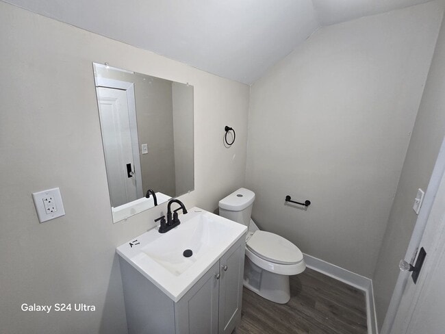 Building Photo - Beautifully Renovated 3-Bedroom Home – We ...