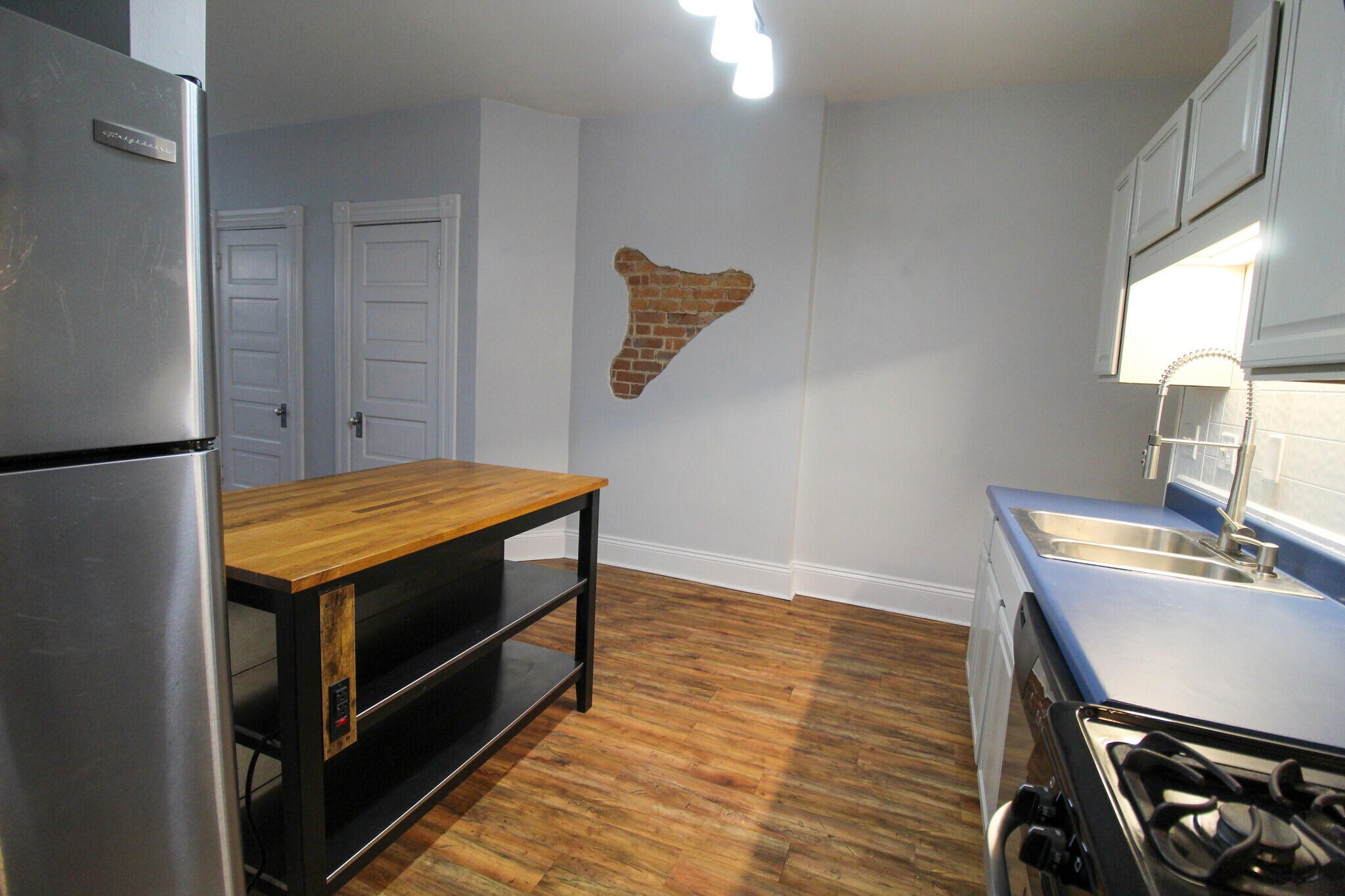 Kitchen eat in counter - 421 Hopkins St