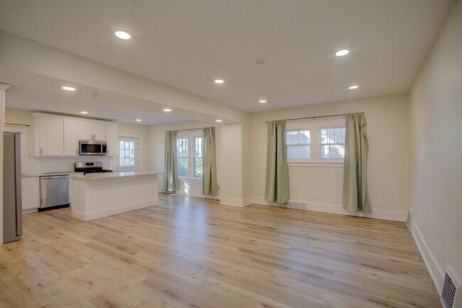 Building Photo - Completely remodeled 3 bed home