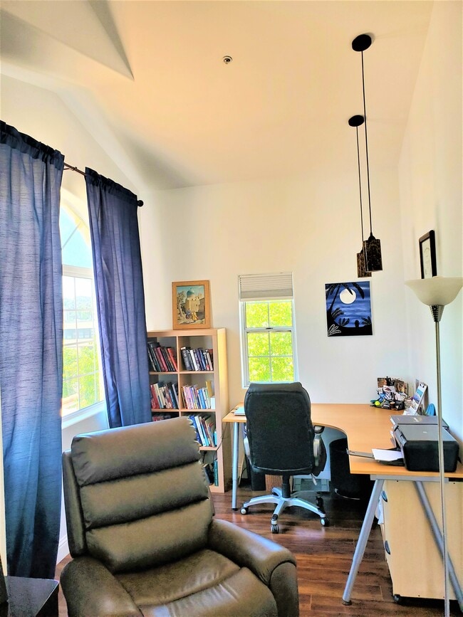Office - 919 W Lewis St