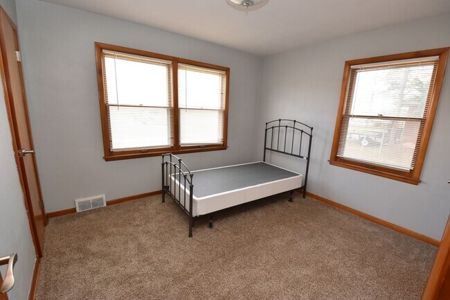 Building Photo - Upgraded Ranch Style Home in South Bend, IN