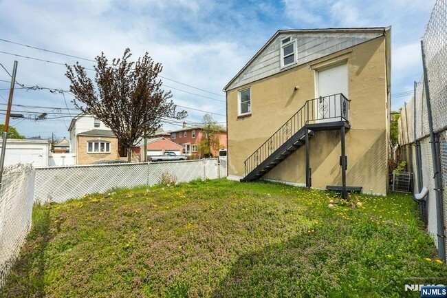 Building Photo - 826 7th St