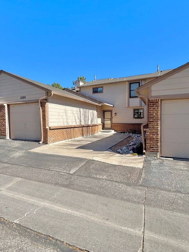 Building Photo - Spacious 3-Bedroom Condo in Prime Golden Location!! Available Now!!