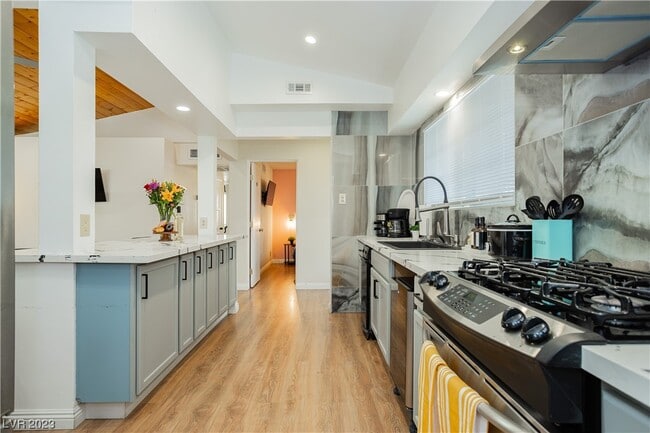 Building Photo - 2205 Santa Paula Dr