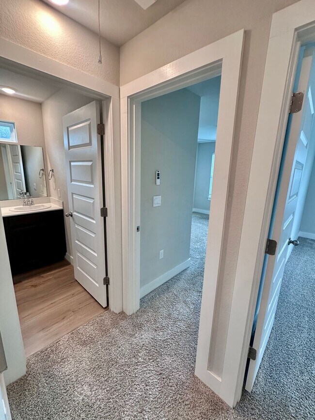 Building Photo - Modern 3-Bedroom, 2.5-Bathroom in Easton Park!