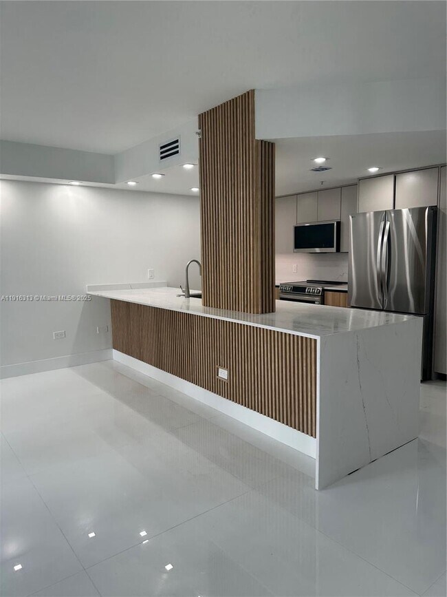 Building Photo - 701 Brickell Key Blvd