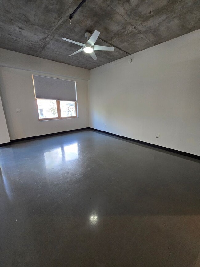 Building Photo - Beautiful 2BR , 2BA 2nd floor loft in East...