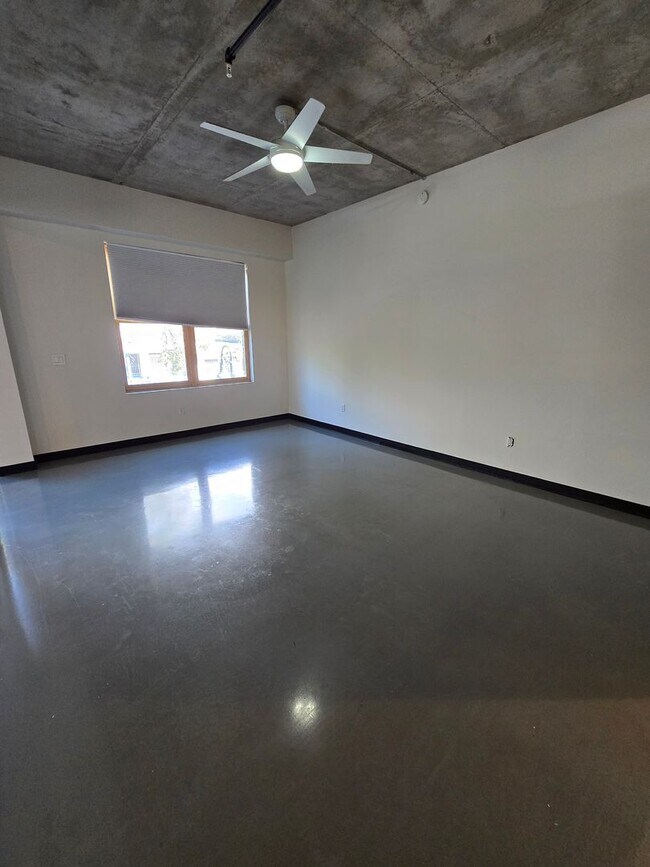 Building Photo - Luxurious 2BR , 2BA 2nd floor loft in East Downtown Area- aprox 1650 sq ft
