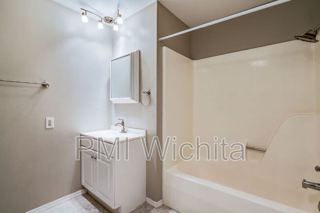 Building Photo - 1707 E Pinion Rd