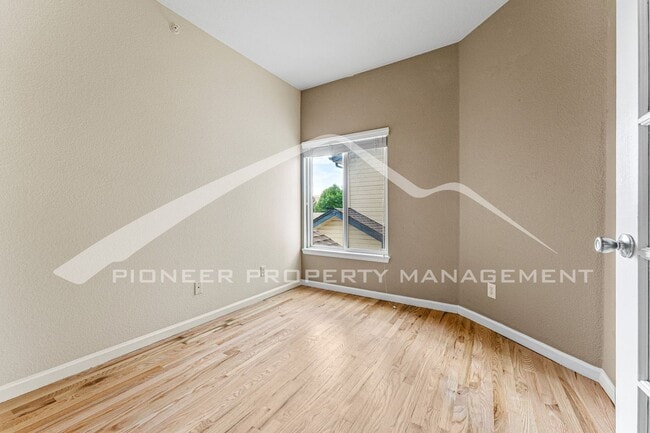 Building Photo - Spacious Townhouse with Washer/Dryer and Central AC