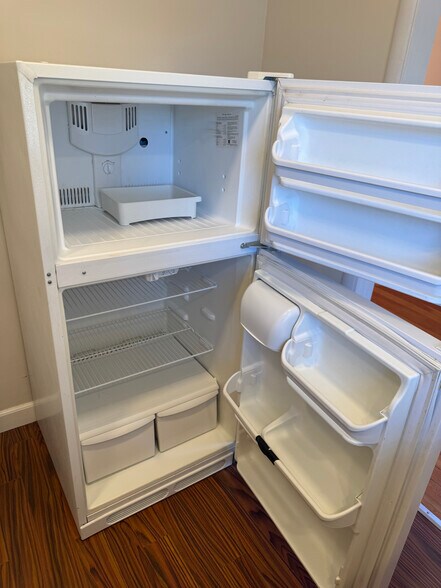 Building Photo - 627 Rose Ave