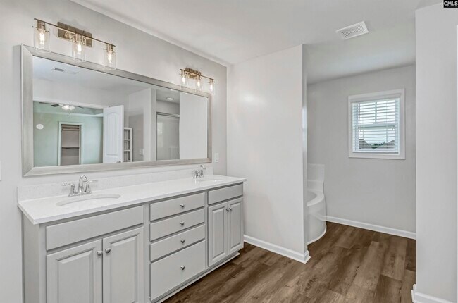 Building Photo - 728 Bustling Br Ln