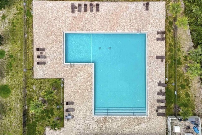 Building Photo - Beautiful 3/2/2 in Sawmill creek community! Lawn care included, water view, community pool...