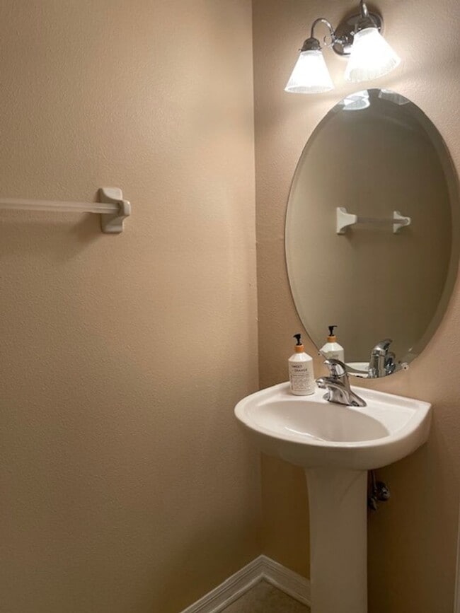 Building Photo - 2 Bedroom 2 1/2 Bath Townhouse in ST, next to MacDill Air Force Base