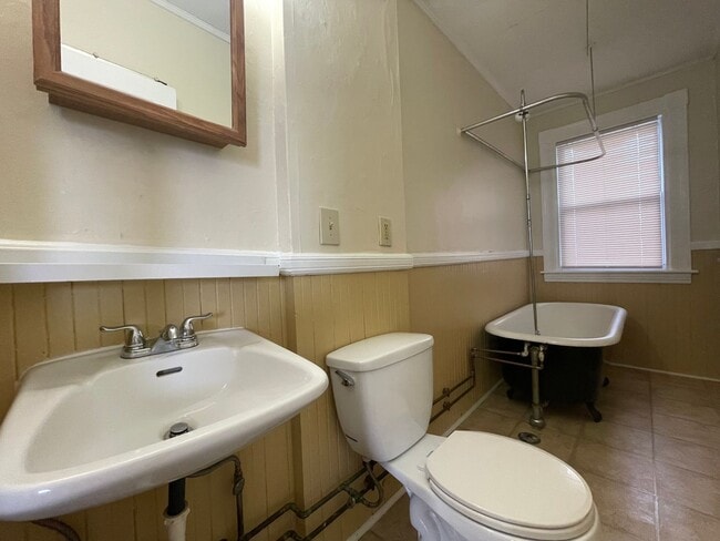 Building Photo - 68 Laval St