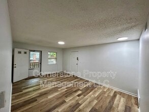 Building Photo - 2506 Redbud Ln