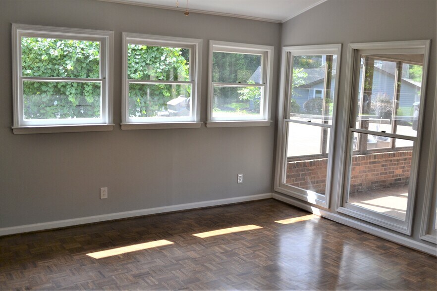 Building Photo - 1375 Nelms Dr