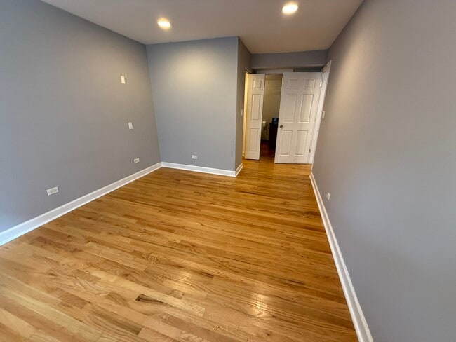 Building Photo - 6954 N Greenview Ave