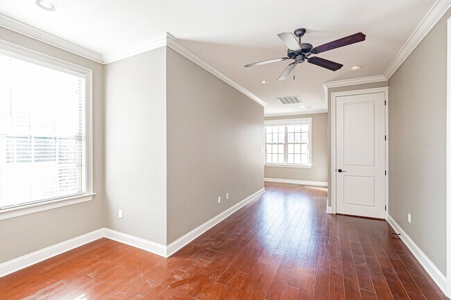 Building Photo - 3 Bedroom Townhome Available Now Near Old Goodwood!