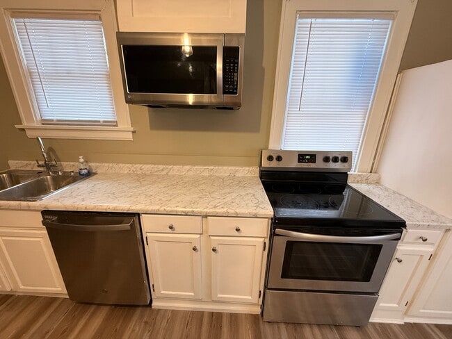 Building Photo - 6 W 30th St