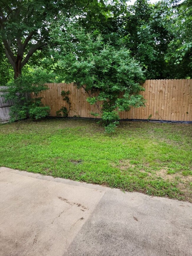 Building Photo - 2408-2410 Ravenwood Court