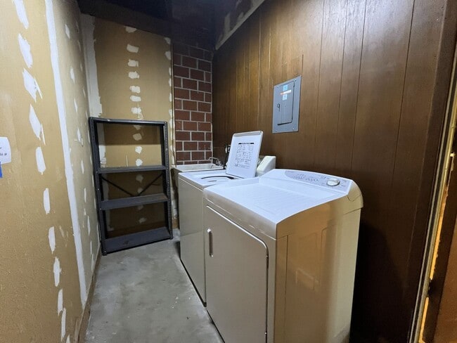 Building Photo - Classic Comfort: 3-Bed, 1.5-Bath Home with Covered Patio & Deck