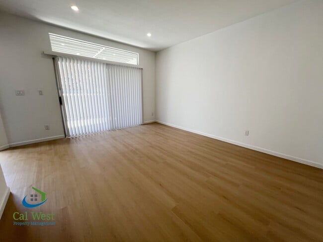 Building Photo - $2,995 - Updated 2 Bed/2 Bath Condo in a Gated Community of the Fairgrounds Neighborhood!