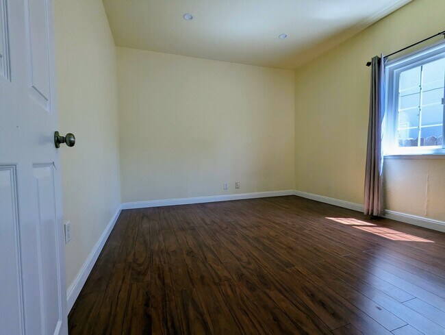 Building Photo - 209 N Idaho St