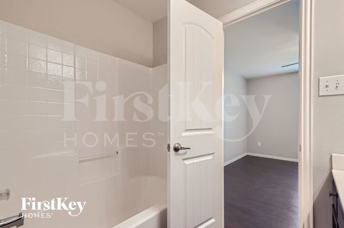 Building Photo - 260 Meadowcrest Dr