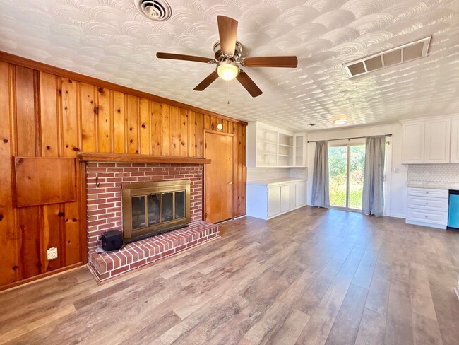 Building Photo - Gorgeous Updated Home in Virginia Beach!
