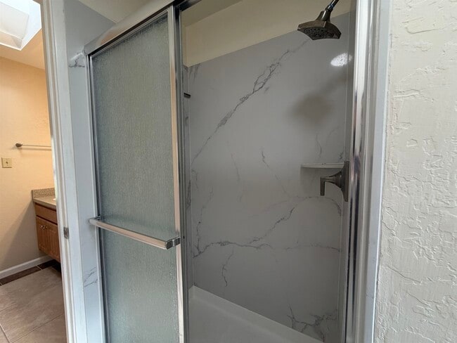 Building Photo - 5143 Oakdale Ct