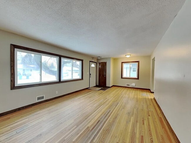 Building Photo - 3021 Commodore Dr