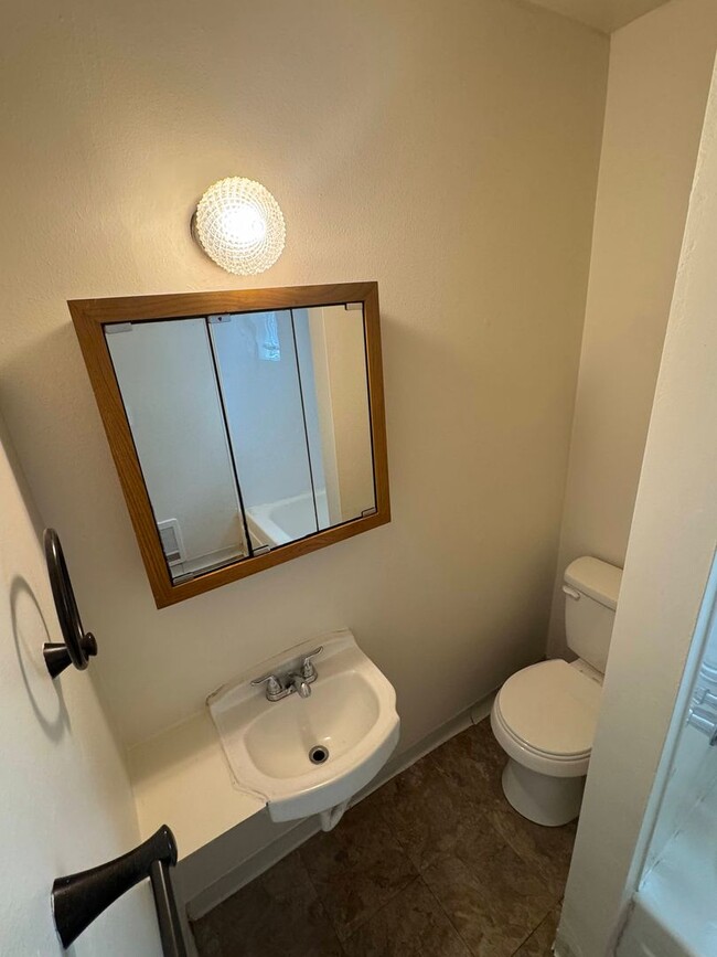 Building Photo - Studio Duplex in Downtown Eugene