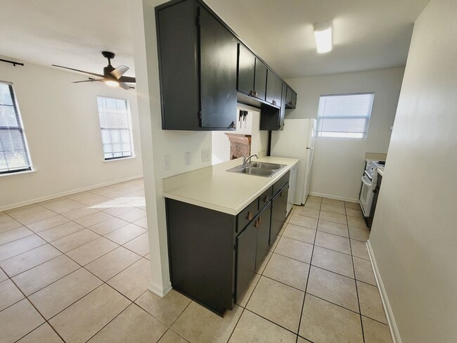 Building Photo - CLASSY NE 2/1.5 w/ Vaulted Ceilings, Privacy Fenced Yard, Washer/Dryer, & Walk in Closets! Availa...