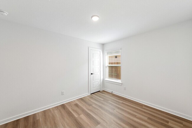 Building Photo - 32419 Sunbeam Dr