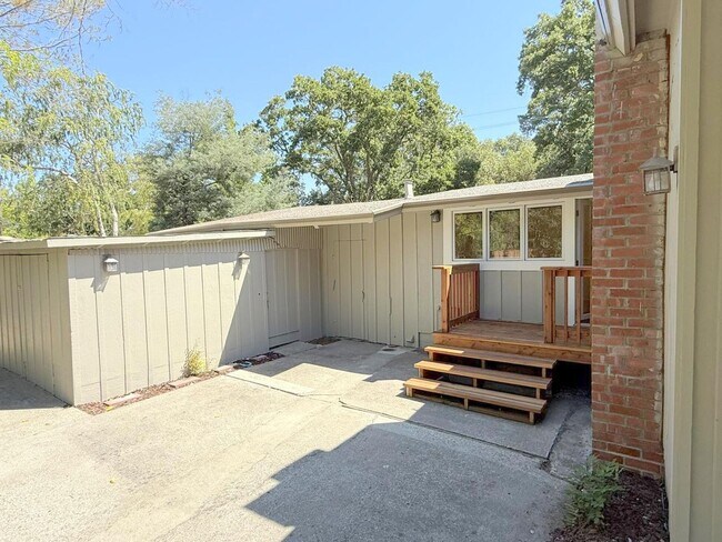 Building Photo - Sprawling Westside Walnut Creek Ranch Home...