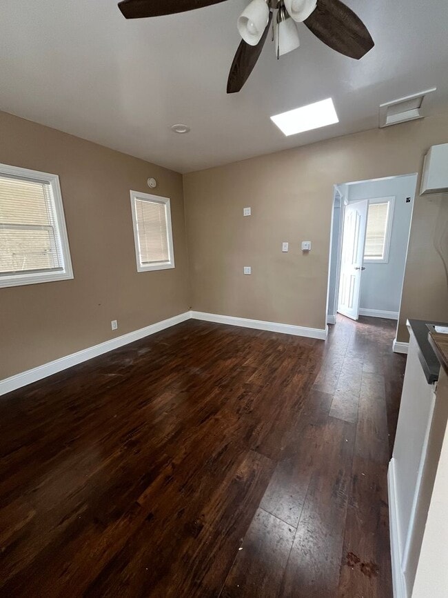 Building Photo - 3 Bedroom 1.5 Bath Back house