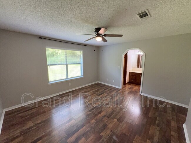 Building Photo - 5621 Lia Dr