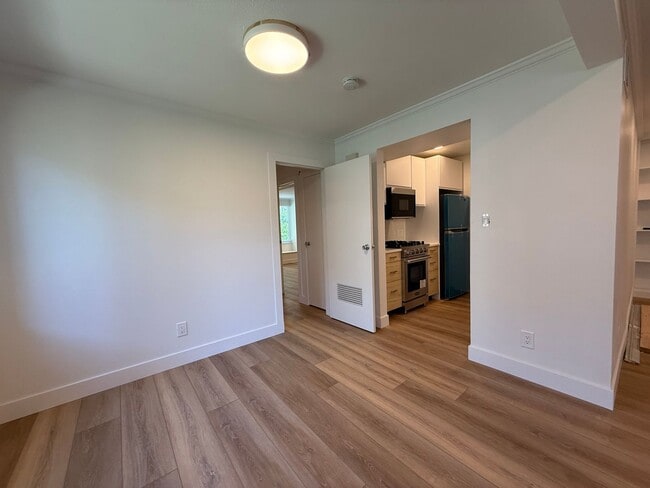 Building Photo - Newly Updated Condo in SLC!