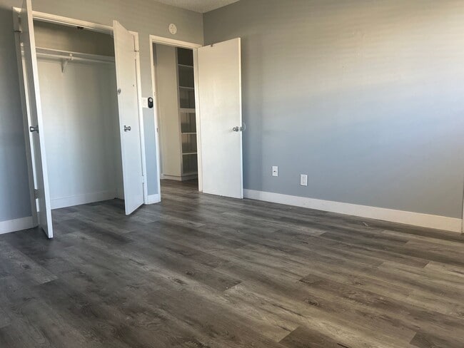 Building Photo - Beautiful 2 bedroom 1 1/2 bath town home l...