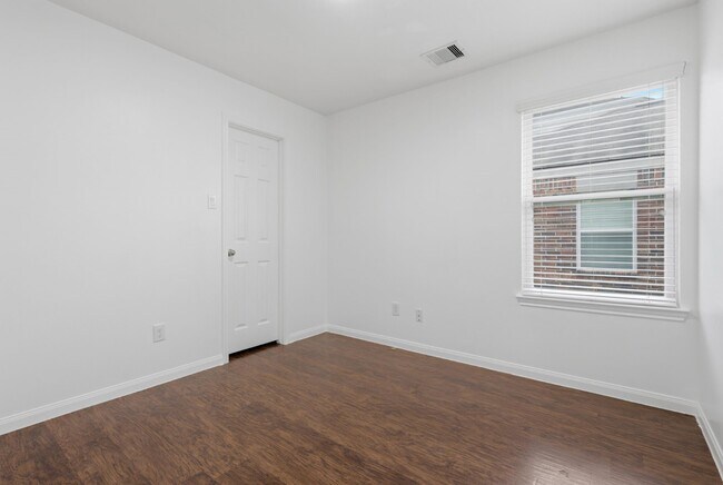 Building Photo - 6114 El Oro Dr