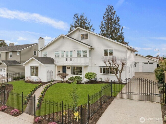 Building Photo - Exceptional Magnolia Home - Rare opportunity to live in Seattles Premier  Neighborhood
