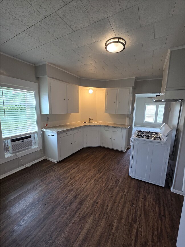 Building Photo - 615 Kernohan St