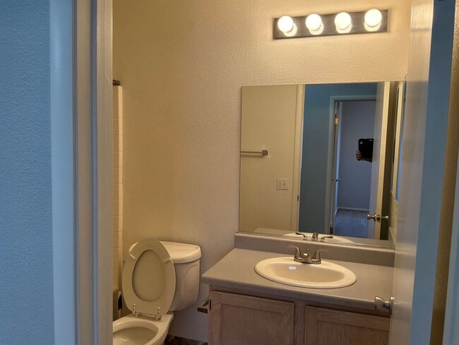 Building Photo - 3 Bedrooms 2.5 Bathrooms 2 car attached garage Gated Subdivision