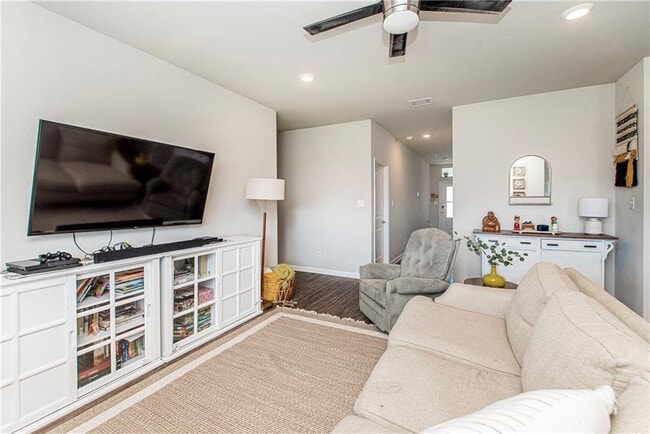 Building Photo - 717 W Lakeshore Landing Dr