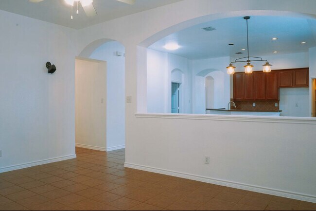 Building Photo - 614 Valencia Dr