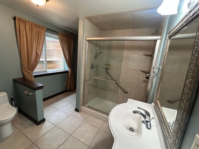 Building Photo - Beautiful 5 Bedroom Home with Large Private Yard